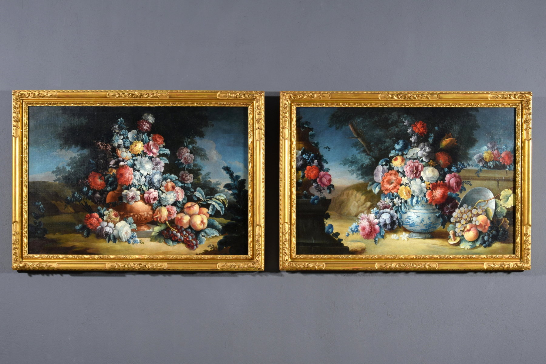 Angelo Bartolomeo Vacca senior, Coppia di Nature morte con composizione di fiori e frutta in un giardino